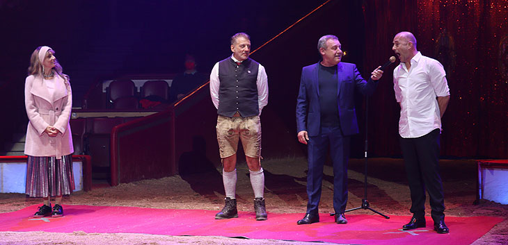 Bauchredner Wuller Nicolodi mit Cornelia Corba, Augustiner Keller Wirt Chrsitian Vogeler und Heino Ferch @ Premiere der Winterspielzeit 2022 am 18.02.2022 (&copy;Foto.Martin Schmitz)